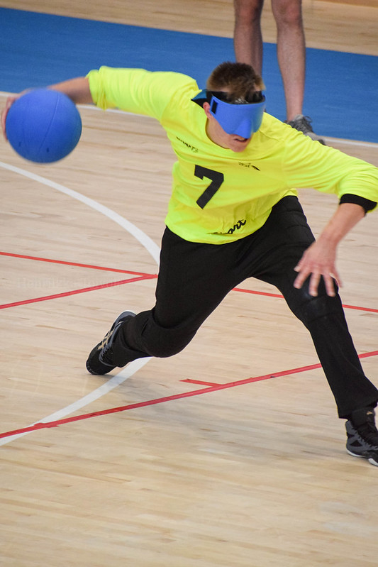 Kuvassa Seemi Aisti Sportin pelipaidassa heittämässä palloa.