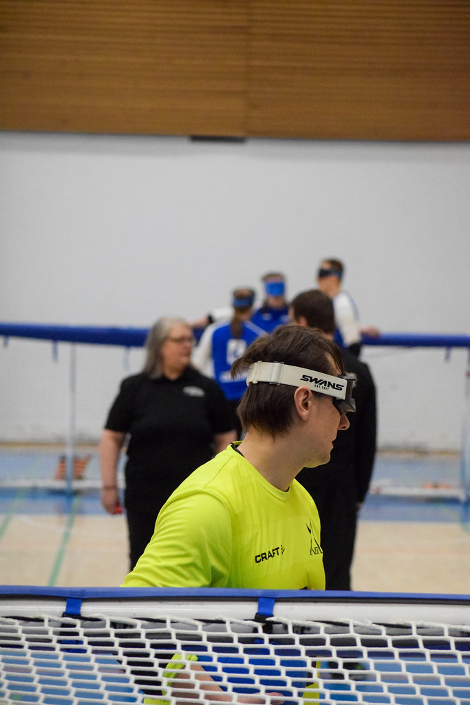 Jarno Mattila katselee olkapäänsä ylitse timeoutin aikana.