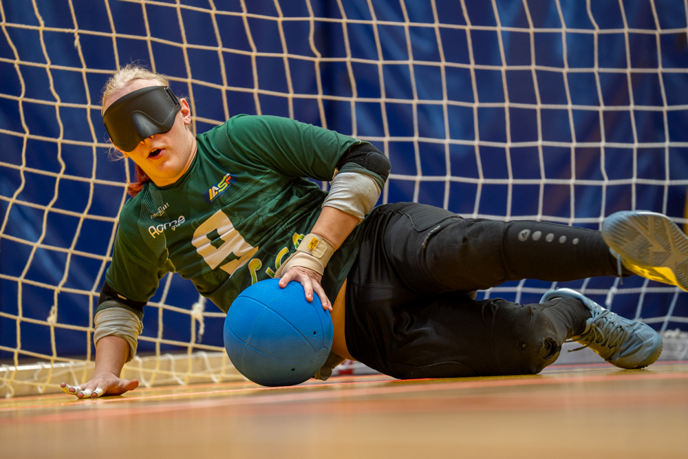 Eemi Utriainen nappaa varman kopin Liettuan maajoukkueen vihreä paita päällään. 