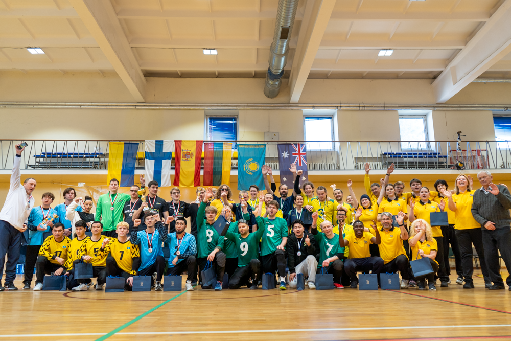 Turnauksen päätteeksi otettu ryhmäkuva, jossa paikalla olleiden maiden pelaajat sekä turnauksen tuomaristo että vapaaehtoiset. 